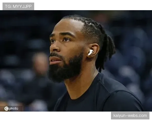 特写：爵士队老将控卫康利在更衣室白板上讲解新战术落位