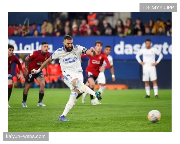 西甲举办“足球遗产”活动,传奇球星普约尔走进社区指导小球员