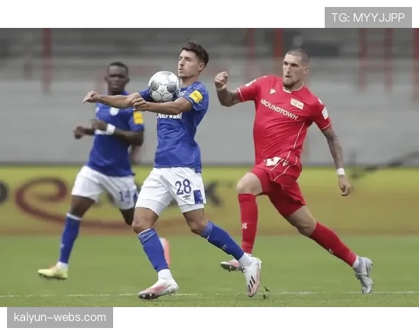 场边花絮:门兴主场小球迷闯入球场拥抱偶像,被保安友好带离